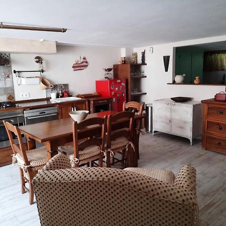 Un Apartamento Vacacional Con Detalles De Un Hogar Майрена-дель-Альхарафе Екстер'єр фото